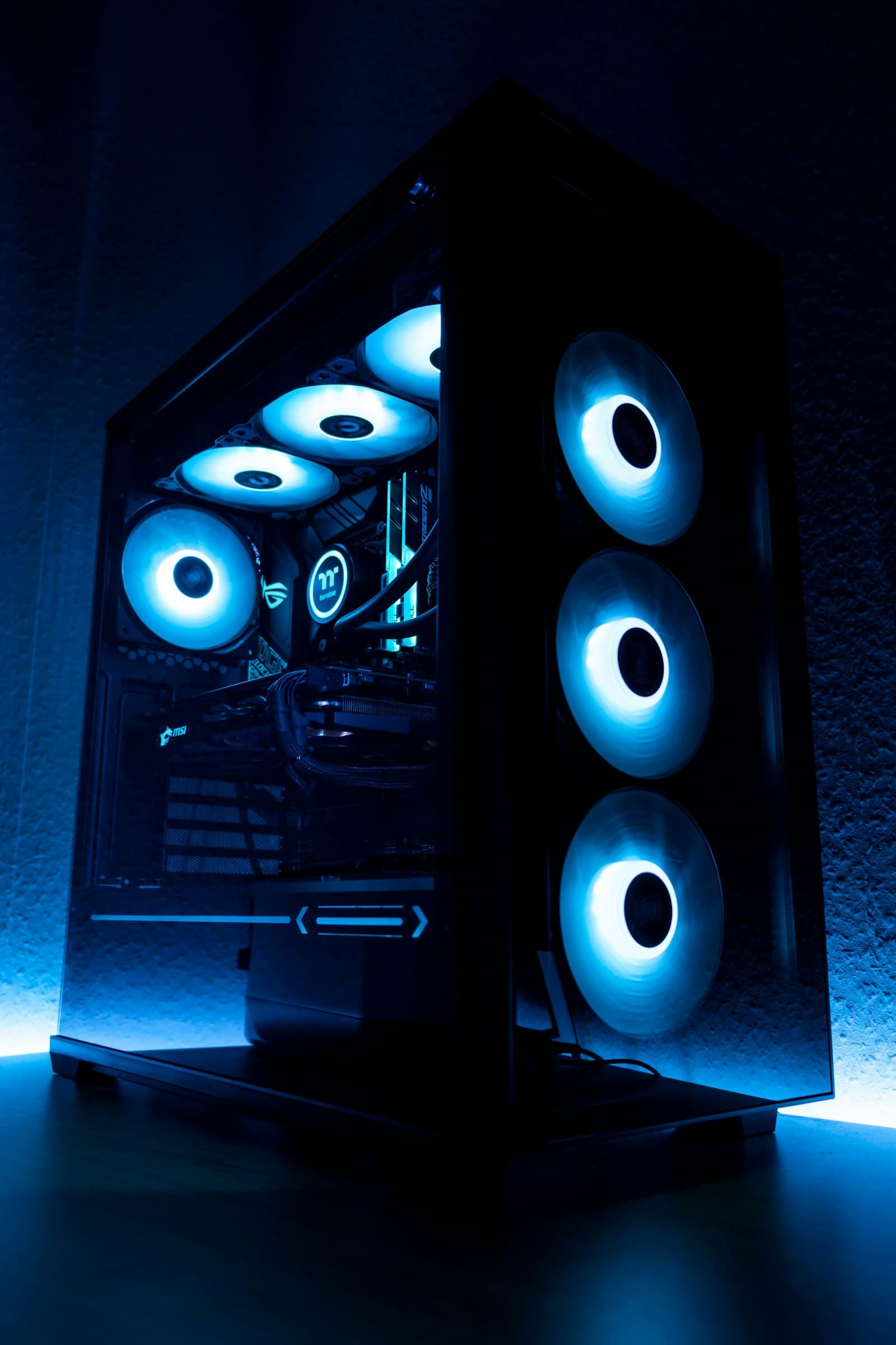 Interior de un computador de escritorio con sus componentes a la vista.